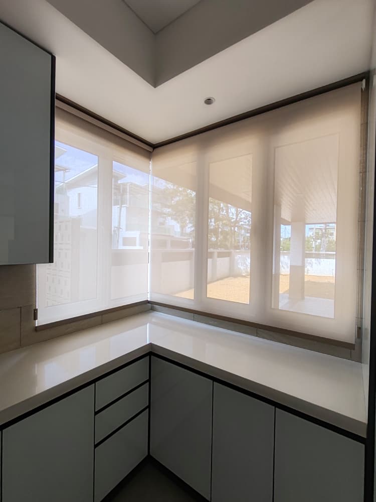 SUNSCREEN ROLLER BLIND